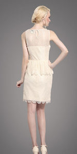 Sleevelesss lace dress